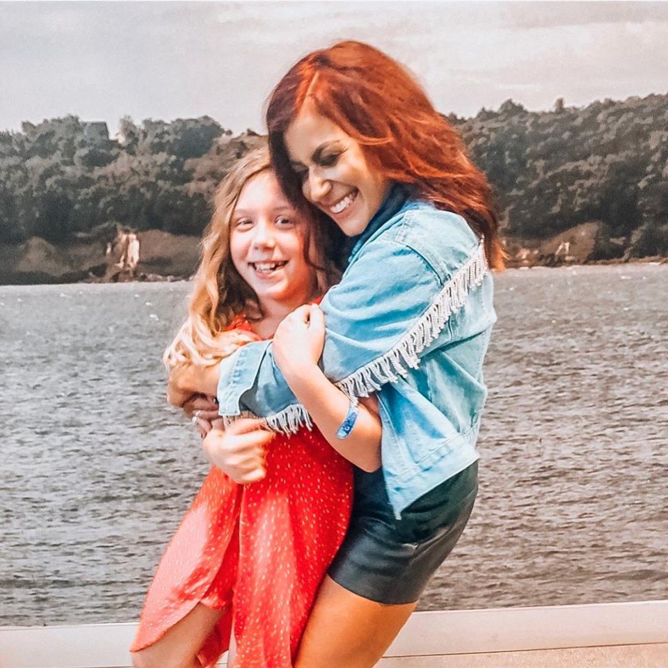 Chelsea Houska poses with daughter Aubree