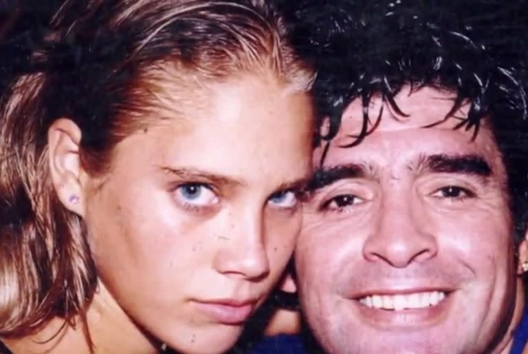 Mavys Álvarez y Diego Maradona