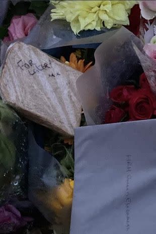 Sandwiches have been left outside of Buckingham Palace in tribute to the Queen (Screengrab)