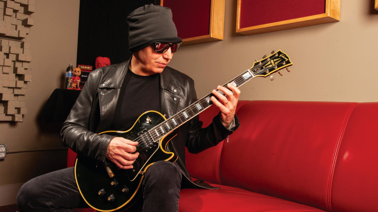  Joe Satriani plays his 1969 Gibson Les Paul Custom 