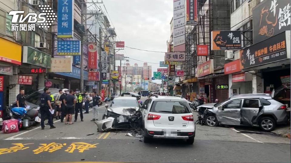 桃園發生連環撞車禍。（圖／TVBS）