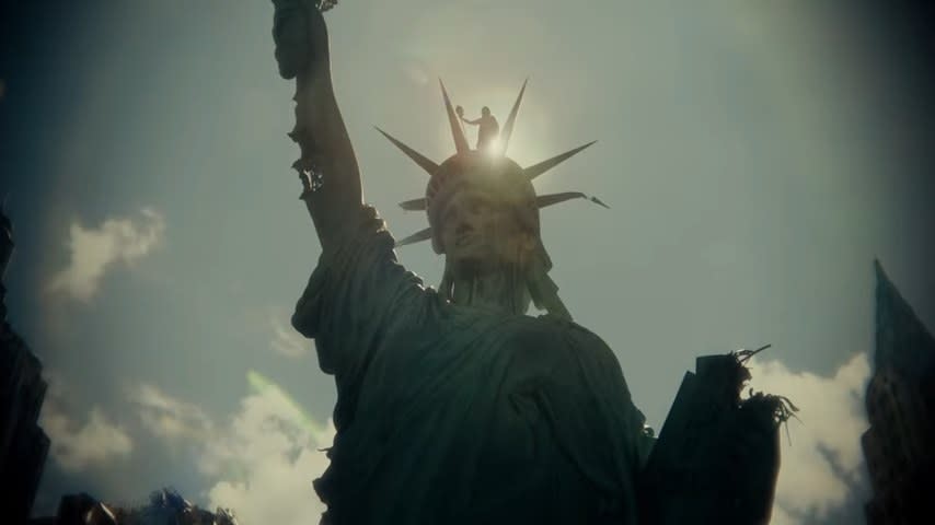 Zeus standing atop the Statue of Liberty in Las Vegas in "Army of the Dead"