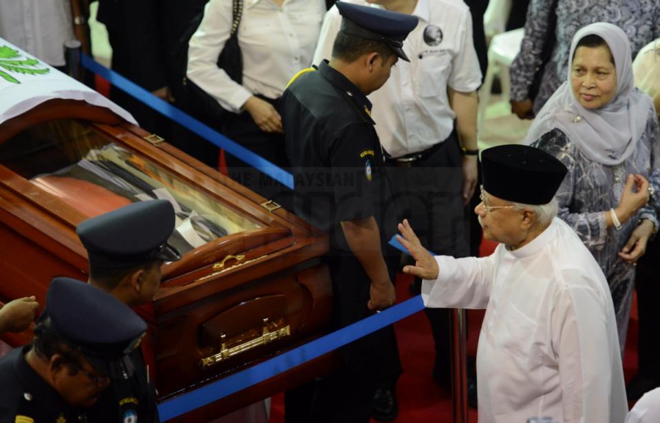 Yang di-Pertua of Penang Tun Datuk Seri Utama Abdul Rahman Abbas (centre) and his wife pay their last respects to the late Karpal Singh at Dewan Sri Pinang. – The Malaysian Insider pic by Hasnoor Hussain, April 20, 2014.