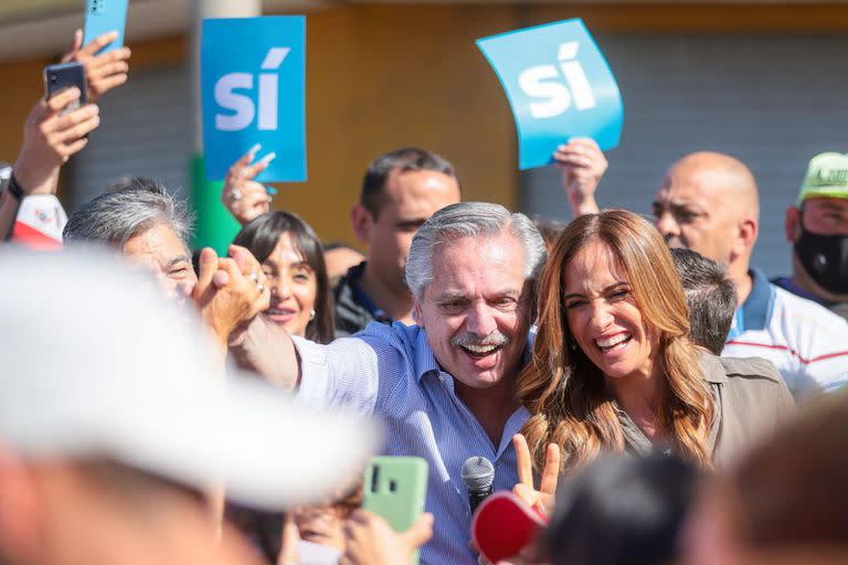 Alberto Fernández y Victoria Tolosa Paz con Mario Ishii en José C. Paz