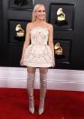 <p>En su paso por la alfombra de los Grammy, la cantante demostró que los vestidos de gala también se pueden llevar con botas por encima de la rodilla. ¡Qué chic!</p>