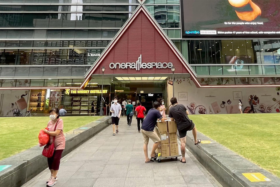 People seen in Singapore's central business district on 4 May 2021. (PHOTO: Dhany Osman / Yahoo News Singapore)