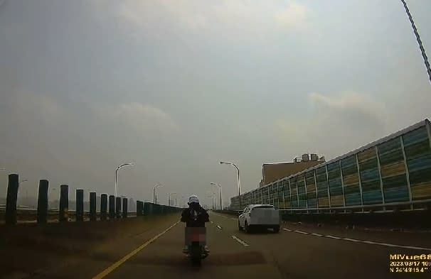 汽車駕駛也提供自己的行車紀錄器，指控騎士惡意逼車。（圖／東森新聞）