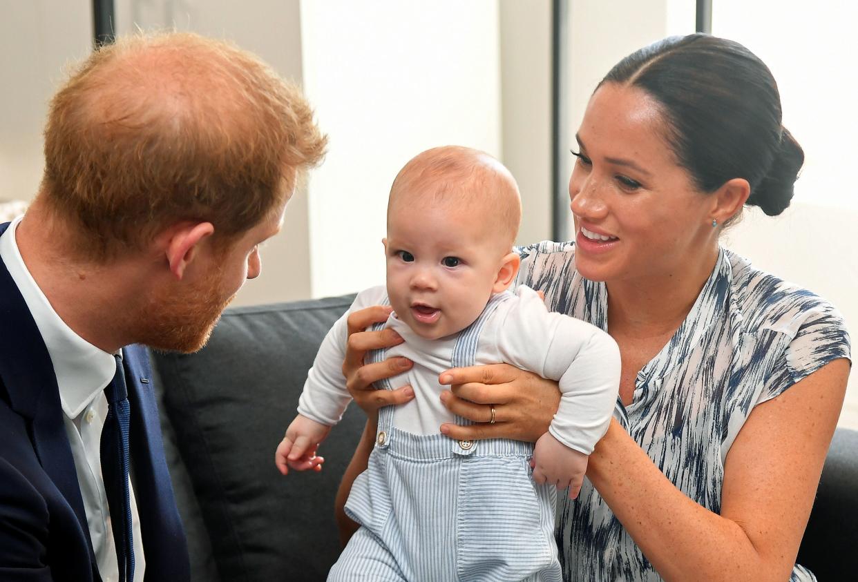 El duque y la duquesa de Sussex sosteniendo a su hijo Archie (PA)