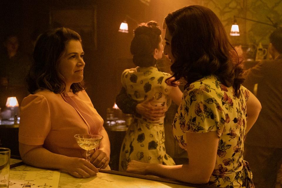 Carson (Abbi Jacobson, links) und Greta (D'Arcy Carden) amüsieren sich in einer Bar.  (Bild: Amazon Content Services LLC / Nicola Goode)