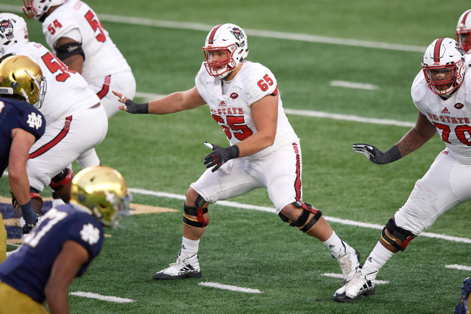 SOUTH BEND, IN - OCTOBER 28:  North Carolina State Wolfpack guard Garrett Bradbury (65) looks to block during the college football game between the Notre Dame Fighting Irish and the North Carolina State Wolfpack on October 28, 2017, at Notre Dame Stadium in South Bend, IN. (Photo by Robin Alam/Icon Sportswire via Getty Images)