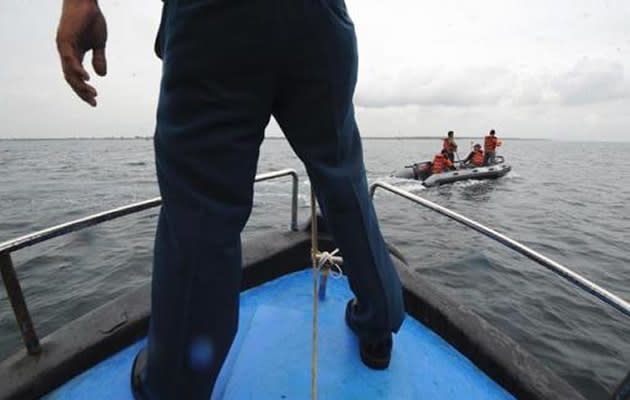 A Navy rescue team searches on February 17, 2014 for the Japanese divers who went missing off the island of Nusa Lembongan, east of Bali. (AFP Photo)