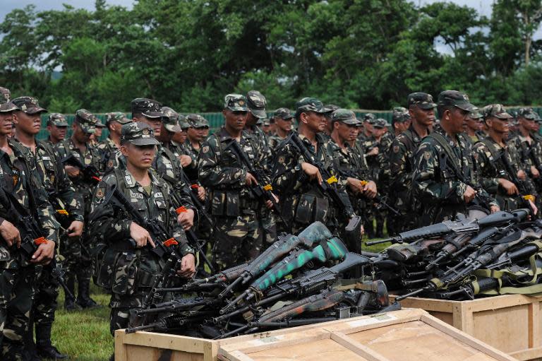 Philippine troops are pictured with old assault rifles near Manila, September 4, 2014. The Philippines has beefed up its army assets in Palawan