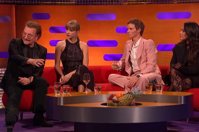 Bono, Taylor Swift, Eddie Redmayne y Alex Scott en el living del Show de Graham Norton