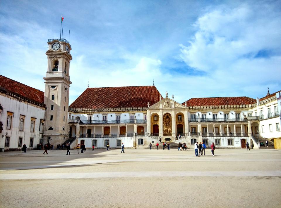 Coimbra ospita una delle università più antiche d’Europa. Con le sue case intonacate di bianco e ricoperte da tetti rossi, il saliscendi di strade e la sua atmosfera vivace è uno dei luoghi più belli dove respirare l’atmosfera portoghese, magari ascoltando le note di uno dei generi musicali che meglio rappresentano lo spirito del Paese: il fado. “Patrimonio intangibile dell’umanità” secondo l’UNESCO, il fado mescola il suono di strumenti a corda a voci malinconiche che raccontano storie ricche di emozioni, dolore, lontananza ed emigrazione. Tra un esame e l’altro, il consiglio è quello di assistere a uno spettacolo di fado per lasciarsi invadere dalla saudade lusitana.