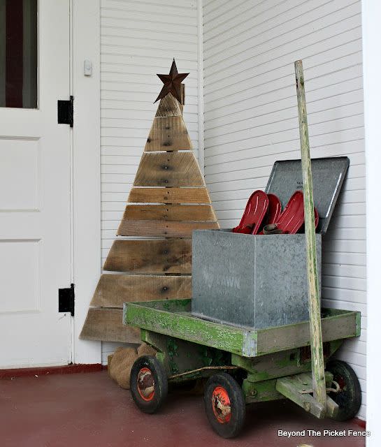 5) Solid Pallet Christmas Tree