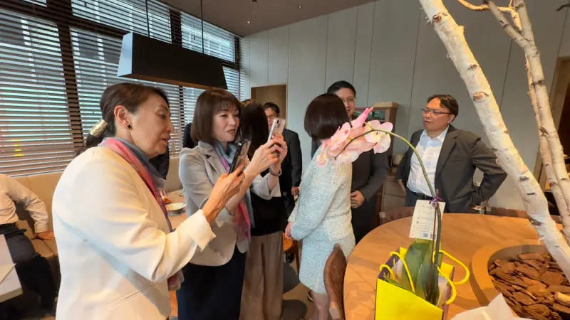 ▲北海道議員們對台南的蘭花非常感興趣。(圖／台南市政府提供)