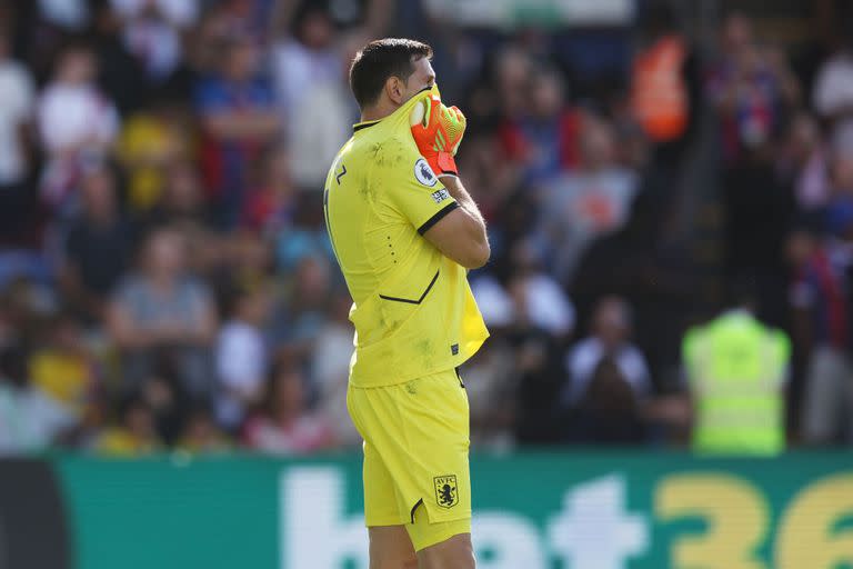 Emiliano Martínez no lo puede creer: sufrió tres goles en la derrota de Aston Villa frente a Crystal Palace