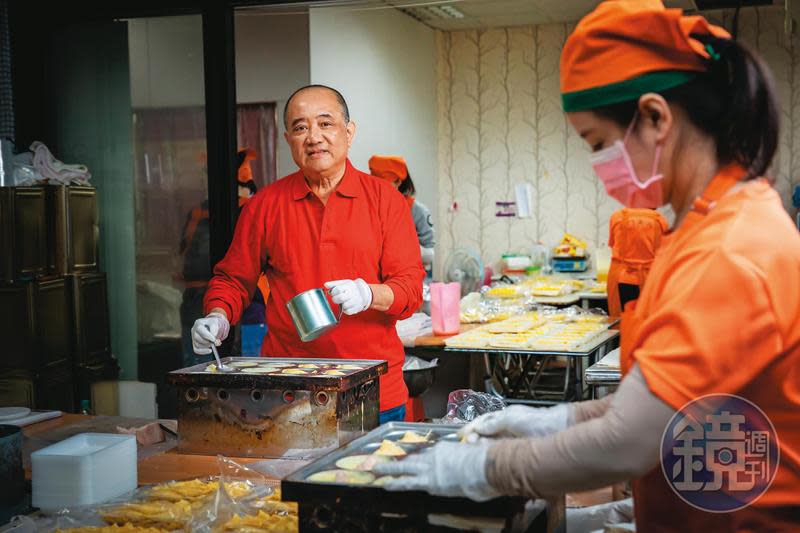 張瑞南是南門魚丸店的第三代，他28年前研發獨家口味蛋餃，讓一度式微的76年老鋪，重拾昔日榮景。