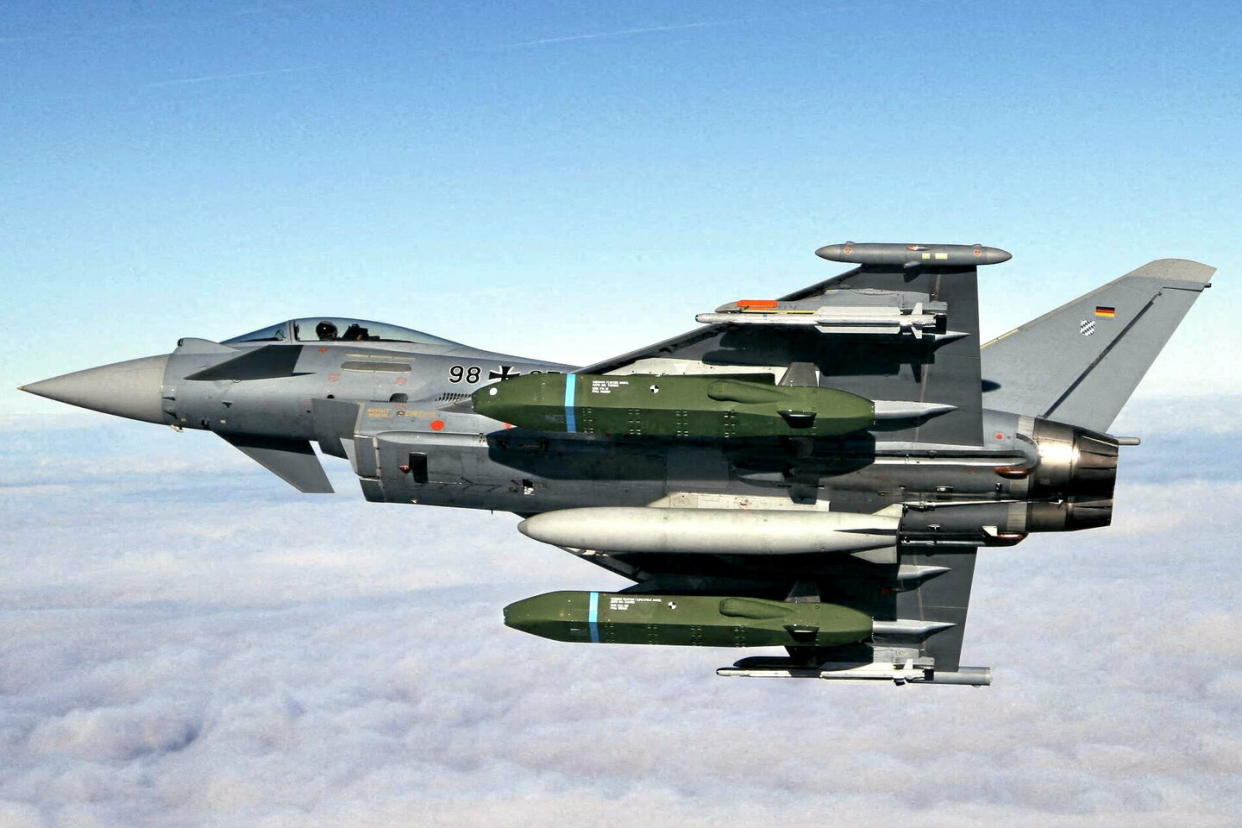 Un Eurofighter de la Luftwaffe équipé de deux missiles Taurus. L'Allemagne pourrait livrer ce type de missile longue portée à l'Ukraine pour frapper des cibles russes.  - Credit:ABACA