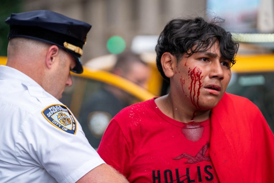 直播主預告要發送禮物的紐約市聯合廣場因人群失控而引發暴動，警方逮捕多人，有不少人掛彩受傷。路透社