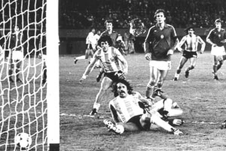 La Argentina tuvo un grupo inicial durísimo en 1978; empezó perdiendo con Hungría y Leopoldo Jacinto Luque, desde el piso, marcó el empate parcial; luego llegaría el 2-1 de Bertoni 