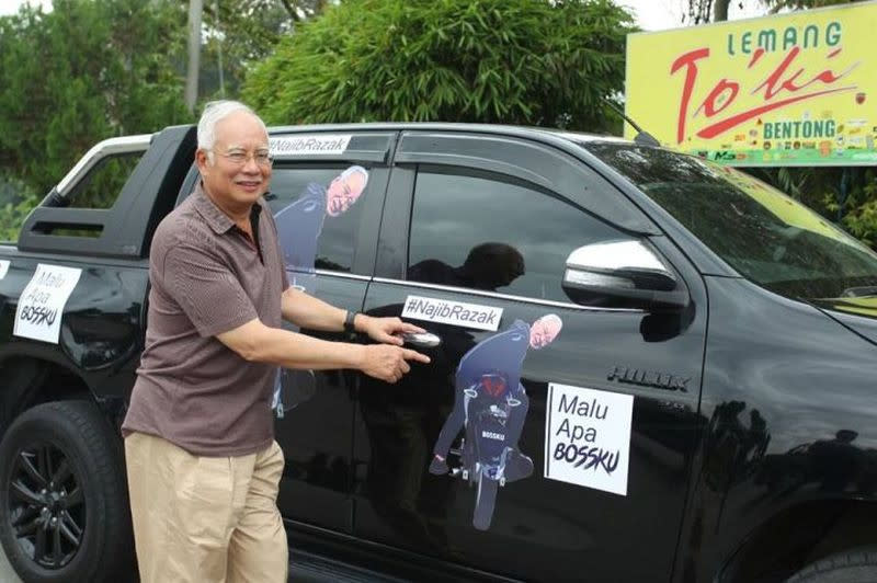 Najib points to a car emblazoned with his ‘Bossku’ social media persona. — Picture via Facebook/NajibRazak