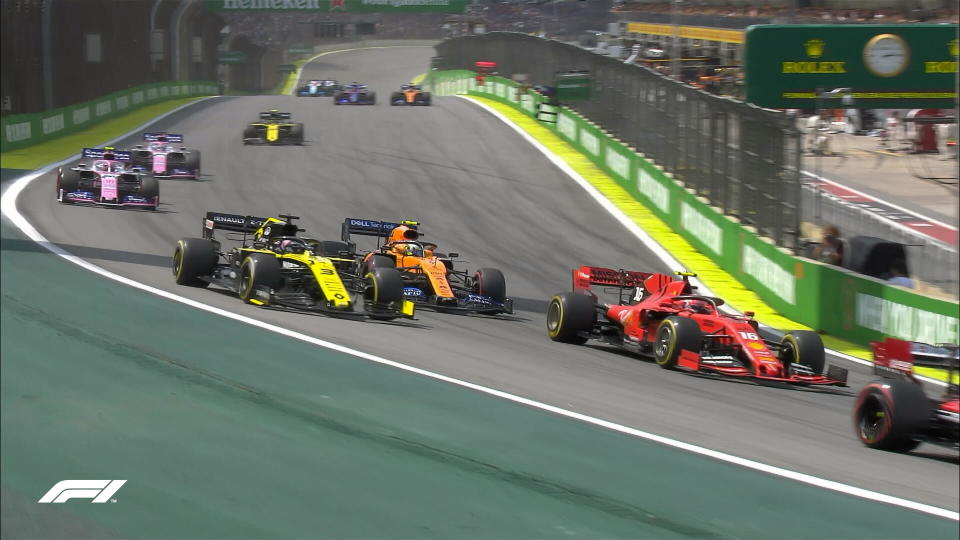 Derrière, Leclerc essaie de se frayer un passage dans le peloton, il passe Ricciardo mais lutte face à Norris. Le Monégasque ne va toutefois pas tarder à avaler le pilote Mc Laren, et à s’approprier la 11è place. Le début de la remontada ?