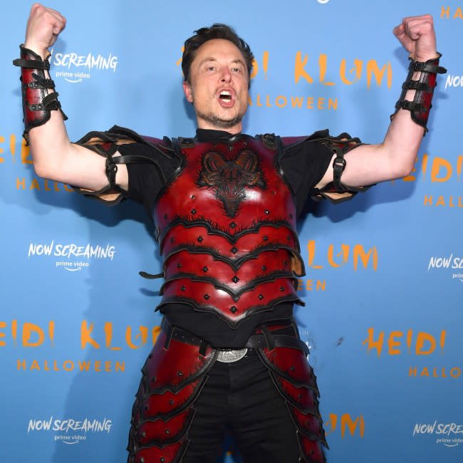 Elon Musk a su llegada a la fiesta de Halloween de Heidi Klum credit:Bang Showbiz