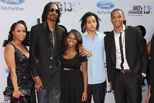 <p>Jason LaVeris/FilmMagic</p> Snoop Dogg and family