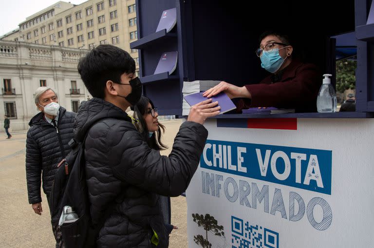 Un puesto de entrega de borradores de la Constitución para informar a los votantes, en Santiago