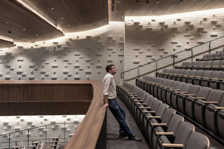 Kobi Sitt, productor de la serie, en el auditorio donde fue juzgado Eichmann