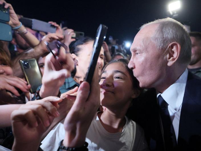 الرئيس الروسي فلاديمير بوتين يقبل أحد المشاركين في مسيرة في أحد شوارع ديربنت بمنطقة داغستان الجنوبية ، روسيا ، في 28 يونيو 2023.