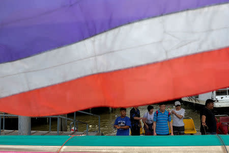 Chinese tourists wait for a sightseeing boat at a pier at Chao Phraya River in Bangkok, Thailand, January 11, 2017. REUTERS/Athit Perawongmetha