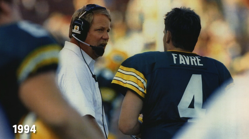 Mike Holmgren consults with quarterback Brett Favre in 1994.