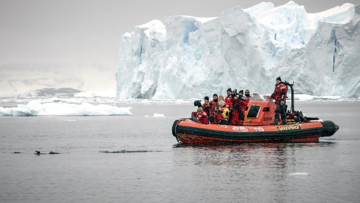 Greenpeace hatte in der Antarktis bei einer dreimonatigen Expedition Anfang des Jahres Wasser und Schnee untersucht. In sieben von acht Wasserproben fanden sich Spuren von Mikroplastik. Foto: Daniel Beltrá/Greenpeace United Kingdom