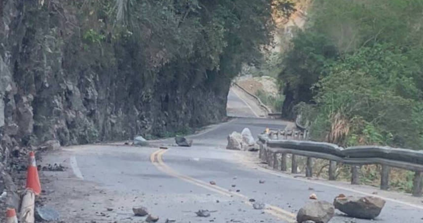 地震頻繁，中橫天祥落石不斷恐釀禍，公路局急封路。（圖／公路局提供）