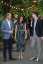 <p>Bei ihrer Ankunft in Clärchens Ballhaus, werden die Royals von einem Mitarbeiter empfangen. (Bild: Getty Images) </p>