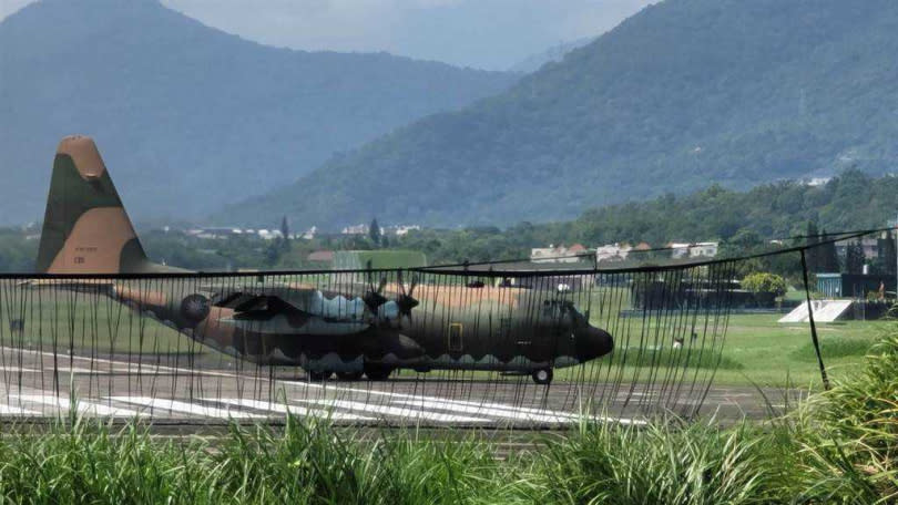 C-130運輸機，早上就4架次起落整補作業，讓後勤及地面作戰友軍，不用擔心後勤補給問題。（圖／民眾提供）