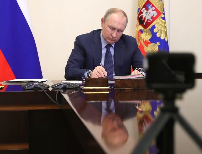 El presidente ruso Vladimir Putin asiste a una reunión por videoconferencia en Moscú, Rusia, el 25 de marzo de 2022.