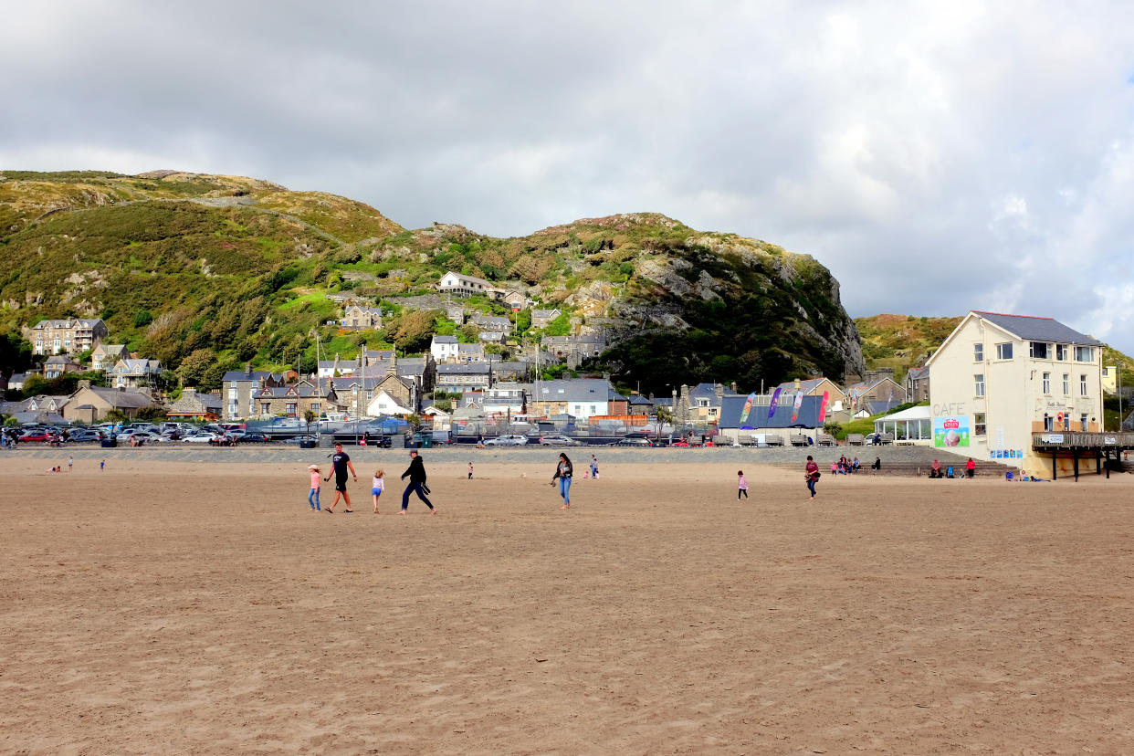 Barmouth, Wales, UK. August 05, 2017.  The town taken from the beach with families of holidaymakers enjoying a August day at Barmouth in Wales.