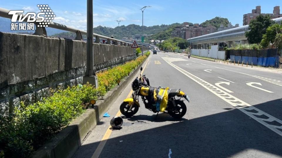 老翁原先其在外側車道，卻突然偏移到內側後自撞分隔島。（圖／TVBS）