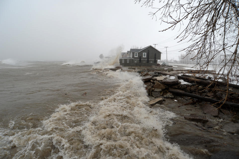 Lake Erie waters lash houses in Hamburg