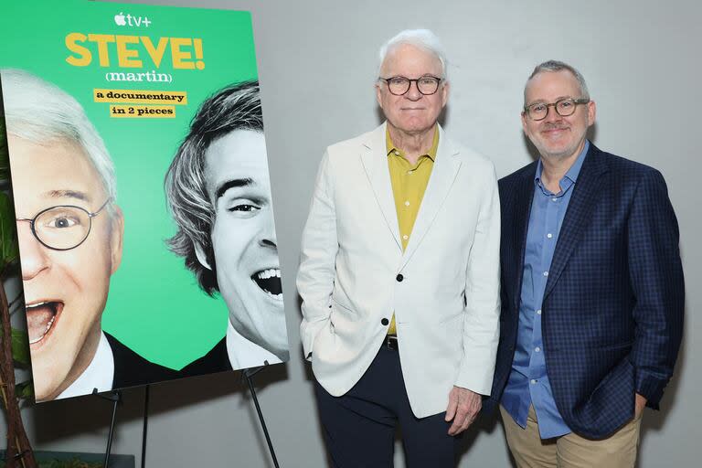 Steve Martin posa con Morgan Neville durante la proyección especial que se realizó en Los Angeles del documental sobre su carrera STEVE! (martin) un documental en 2 partes que se verá por Apple TV+