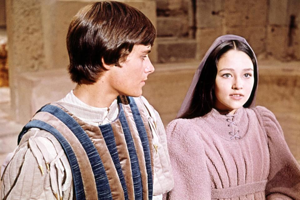 Editorial use only. No book cover usage. Mandatory Credit: Photo by Paramount/Kobal/Shutterstock (5885757al) Leonard Whiting, Olivia Hussey Romeo and Juliet - 1968 Director: Franco Zeffirelli Paramount UK/ITALY Scene Still Shakespeare Roméo et Juliette (1968)