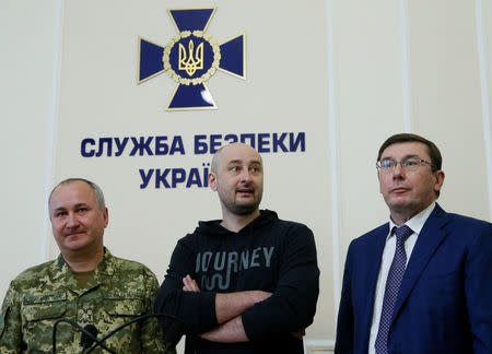 Russian journalist Arkady Babchenko (C), who was reported murdered in the Ukrainian capital on May 29, Ukrainian Prosecutor General Yuriy Lutsenko (R) and head of the state security service (SBU) Vasily Gritsak attend a news briefing in Kiev, Ukraine May 30, 2018. REUTERS/Valentyn Ogirenko