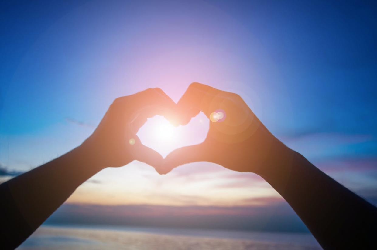 <a href="https://www.shutterstock.com/es/image-photo/silhouette-hand-sign-heart-on-twilight-775675120" rel="nofollow noopener" target="_blank" data-ylk="slk:Shutterstock / I-ing;elm:context_link;itc:0;sec:content-canvas" class="link ">Shutterstock / I-ing</a>