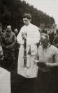 Como sacerdote, Joseph Ratzinger durante un oficio en Ruhpolding, Alemania, en el verano de 1952. Agency KNA via Getty Images