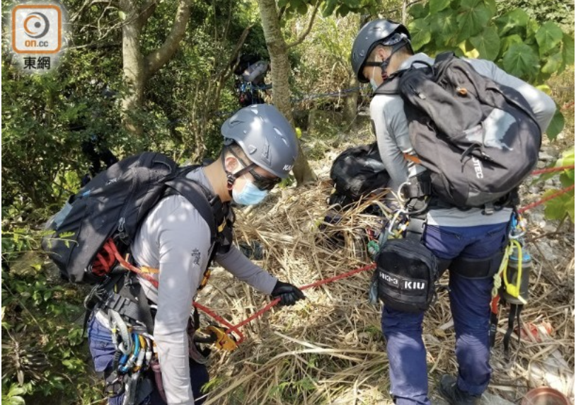 人員游繩而下爬落山坡尋找殘肢。(朱偉坤攝)

