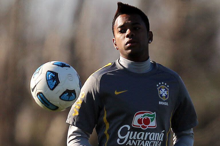 Robinho ya no luce la sonrisa de otros tiempos, cuando era una estrella del fútbol.