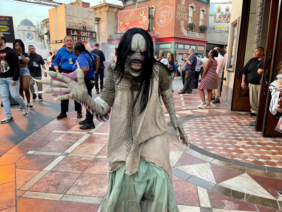 scare actor at universal hollywood's halloween horror nights